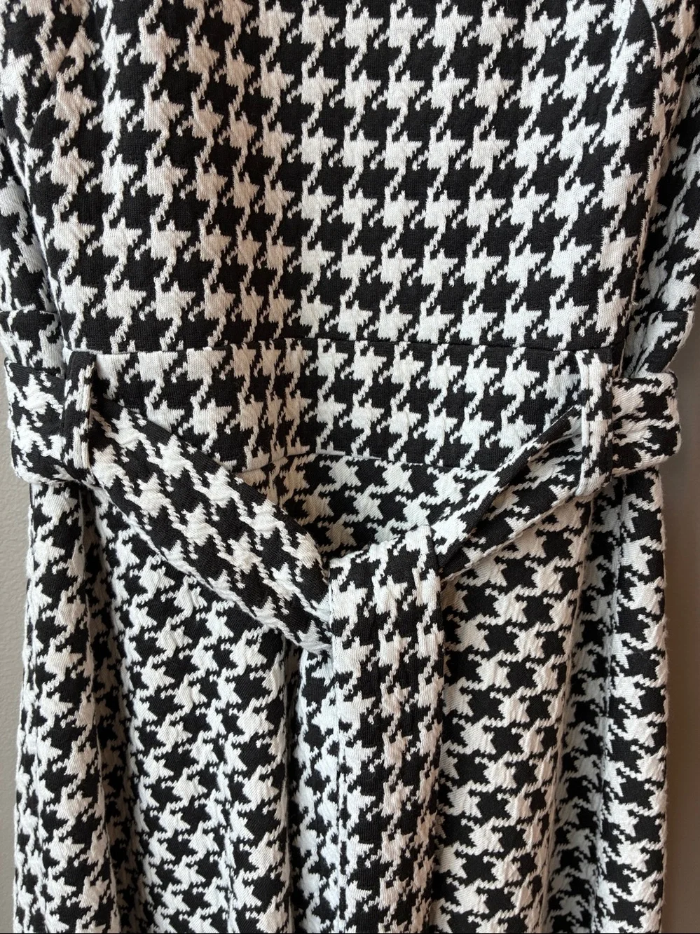 Calvin Klein Black & White Houndstooth Sleeveless Tie-Waist Midi Dress, 8 - Picture 4 of 9